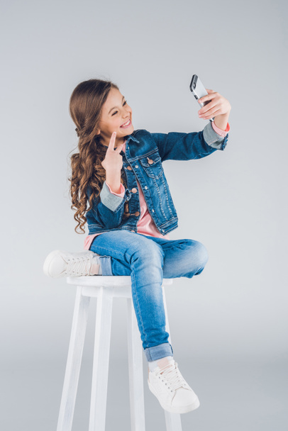 Κορίτσι που χρησιμοποιεί smartphone - Φωτογραφία, εικόνα