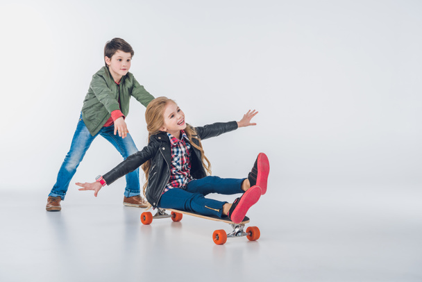Garçon et fille avec skateboard
 - Photo, image