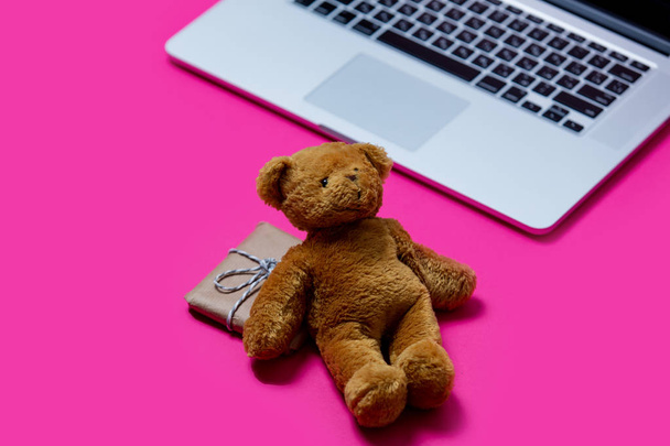 cute teddy bear and laptop - Фото, изображение