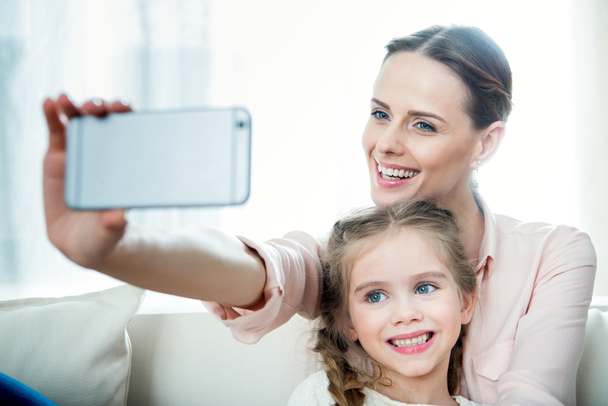Anne ve kızı selfie çekiyorlar. - Fotoğraf, Görsel
