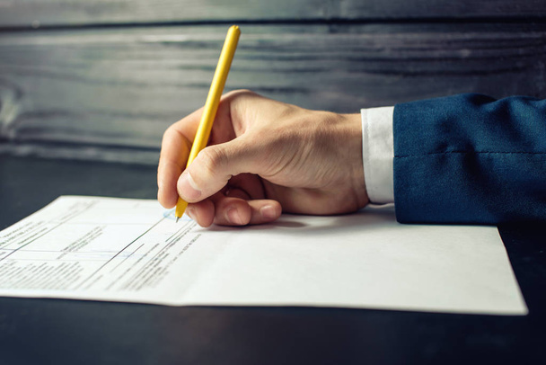 Ο άνθρωπος δικηγόρος ή υπάλληλος υπογράφει έγγραφα με πένα - Φωτογραφία, εικόνα