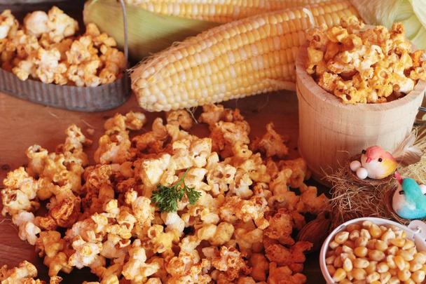 Popcorn met boter en verse maïskolf - Foto, afbeelding