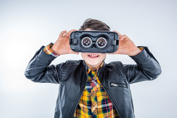 Jongen met virtual reality headset - Foto, afbeelding