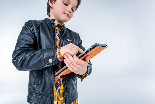 Digitális tabletet használó fiú - Fotó, kép
