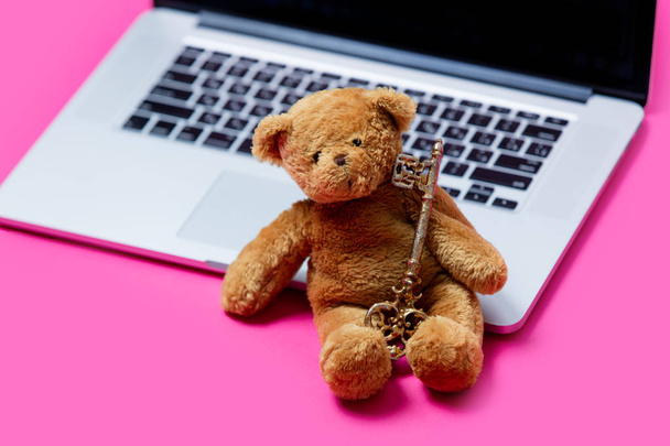 teddy bear with golden key - Φωτογραφία, εικόνα