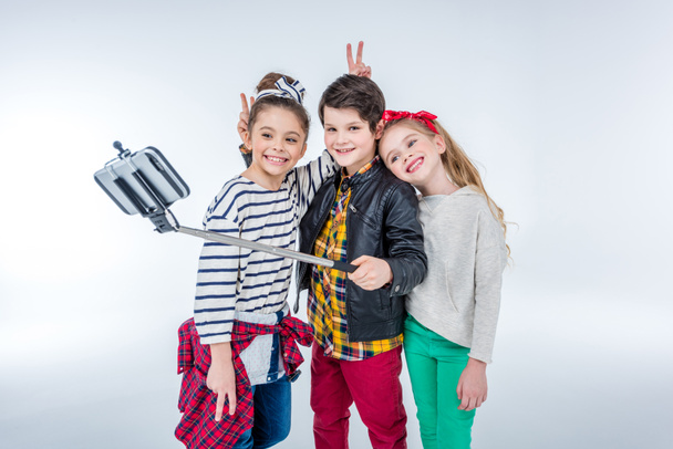 τα παιδιά που φτιάχνουν selfie - Φωτογραφία, εικόνα