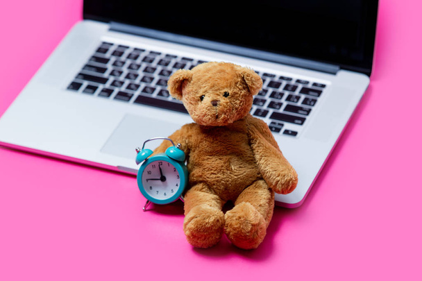 bear with alarm clock and laptop - Фото, зображення