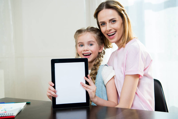 μητέρα και κόρη προβολή ψηφιακών tablet - Φωτογραφία, εικόνα