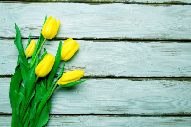 kytice tulipánů na dřevěném stole - Fotografie, Obrázek