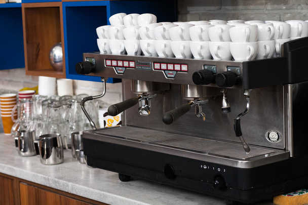 coffee machine and a lot of white cups on it - Φωτογραφία, εικόνα