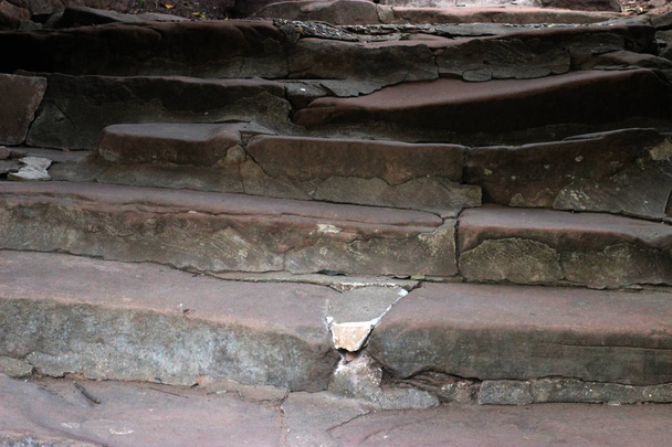 Каменные лестницы для вверх и вниз
. - Фото, изображение