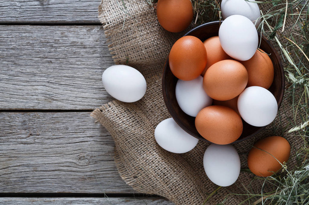 Świeży kurczak brązowy jaja na worek, tło rolnictwa ekologicznego - Zdjęcie, obraz