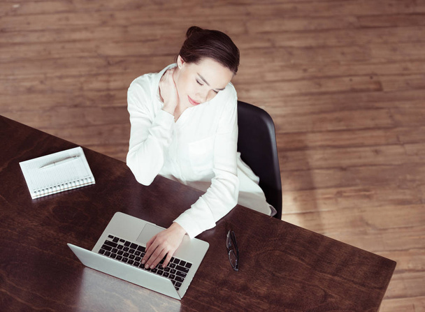tired businesswoman using laptop  - Zdjęcie, obraz