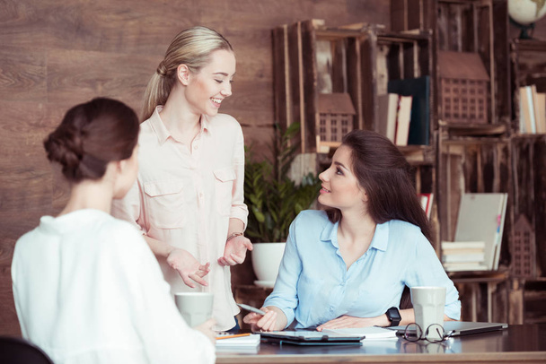 businesswomen working and discussing - 写真・画像