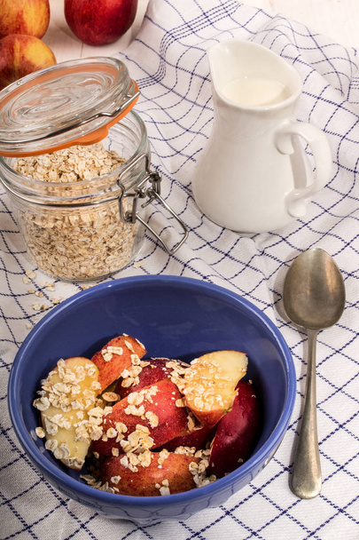 café da manhã saudável com aveia e pedaços de maçã
 - Foto, Imagem