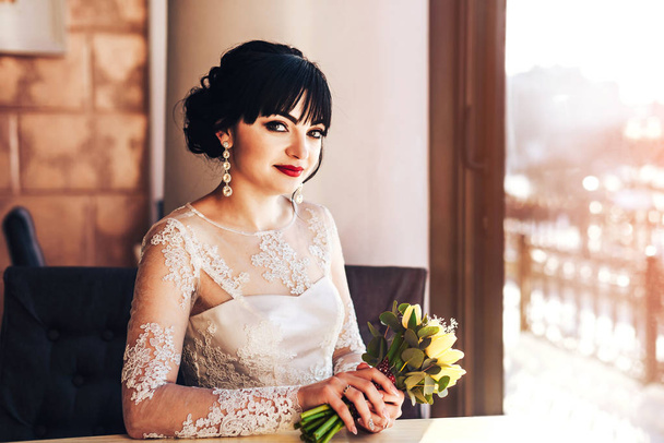 bride sitting in cafe - Fotografie, Obrázek
