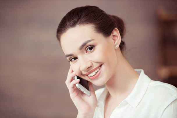 Mujer de negocios hablando en smartphone
 - Foto, imagen