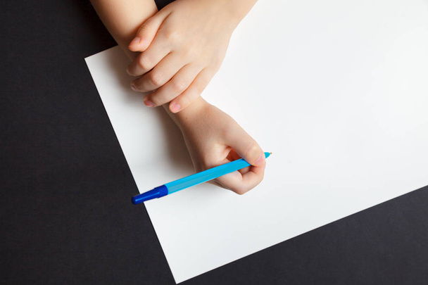 Childs luovuttaa tyhjän valkoisen paperiarkin
 - Valokuva, kuva