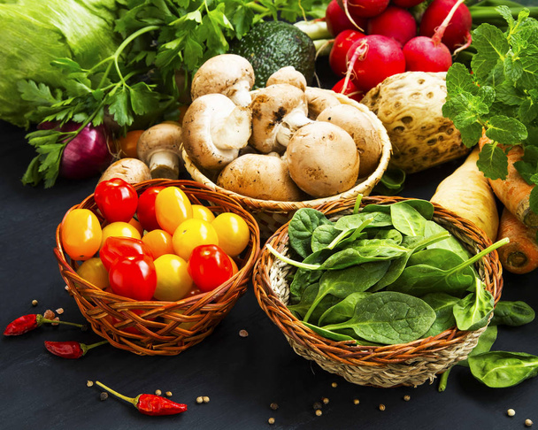 Ποικιλία λαχανικών υγιή βιο με ντοματίνια, μανιτάρια - Φωτογραφία, εικόνα