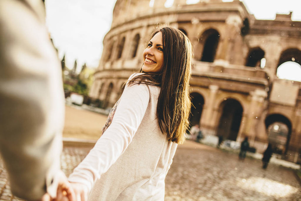 Ευτυχισμένο ζευγάρι στη Ρώμη - Φωτογραφία, εικόνα