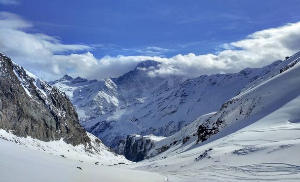 Pistas de montaña cubiertas de nieve
 - Foto, imagen