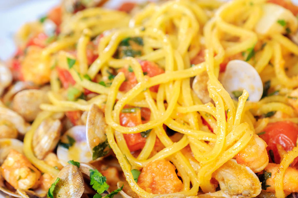 спагетти из читарры Абруццо паста крупным планом итальянские морепродукты
 - Фото, изображение