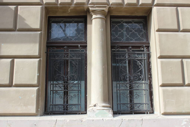 Окна со старыми решетками
 - Фото, изображение