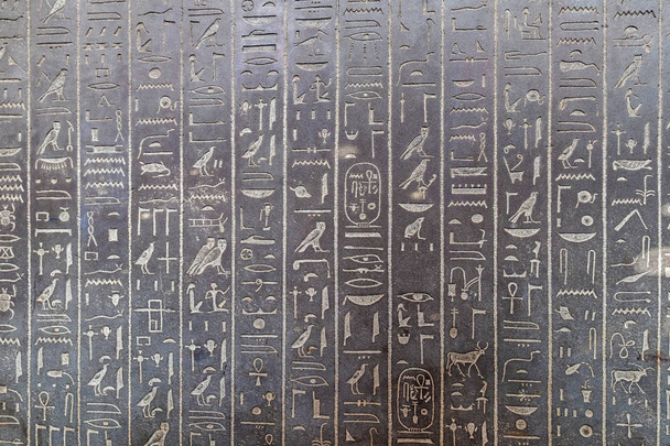 Pierre égyptienne gravée de hiéroglyphes
 - Photo, image
