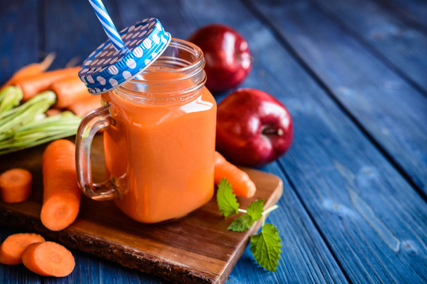 Cenoura fresca e smoothie de maçã
 - Foto, Imagem