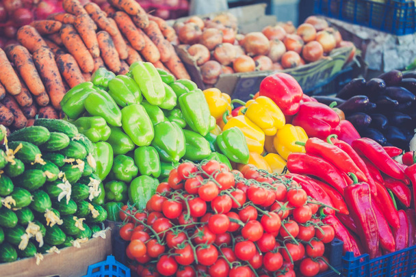 ファーマーズ ・ マーケット。野菜市場。異なる生野菜の背景 - 写真・画像