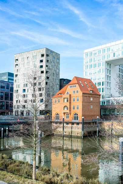 ハンブルクの古いものと新しい建物 - 写真・画像