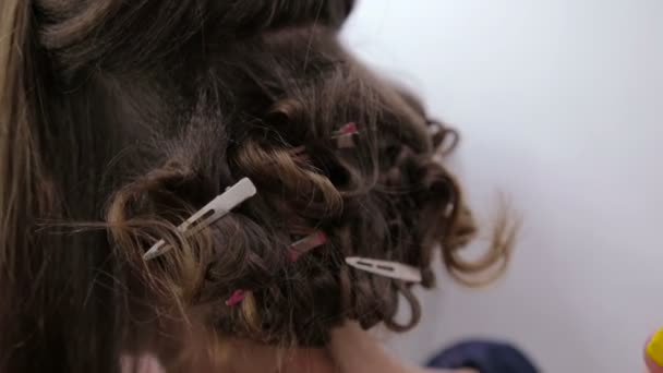 Coiffeur professionnel faisant coiffure pour jolie adolescente
 - Séquence, vidéo