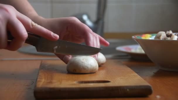 Cortar setas en una tabla de cocina
 - Metraje, vídeo