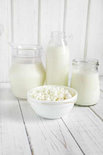Fresh milk and cottage cheese - Foto, afbeelding