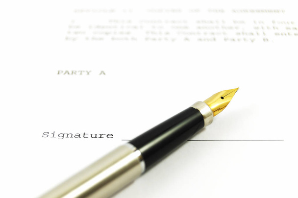 Een document en een pen - Foto, afbeelding