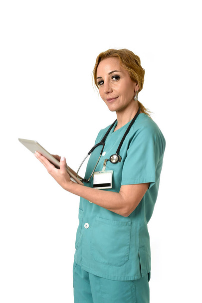 щаслива жінка Мет екстрений лікар або медсестра позує усміхненою веселою з планшетною панеллю
 - Фото, зображення