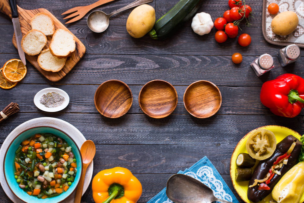 Νωπά σούπα λαχανικών γίνονται στο σπίτι, στο ξύλινο τραπέζι ρουστίκ, κορυφή  - Φωτογραφία, εικόνα