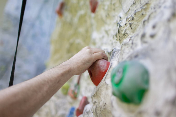 la mano dell'uomo arrampicata su una parete artificiale
 - Foto, immagini