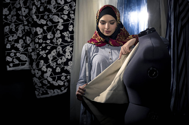 Designer de moda feminina vestindo um Hijab
 - Foto, Imagem