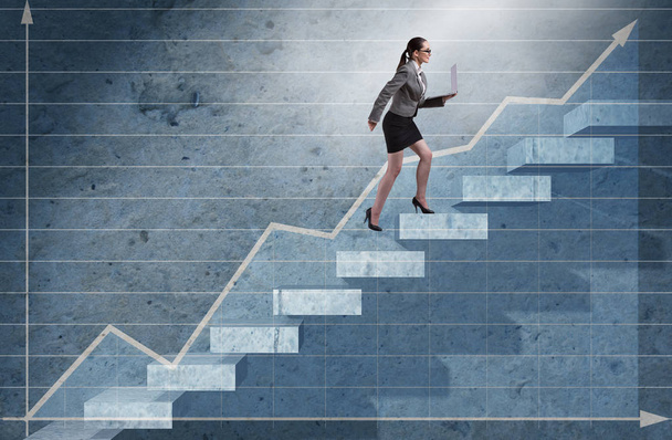 Молодая предпринимательница поднимается по карьерной лестнице - Фото, изображение