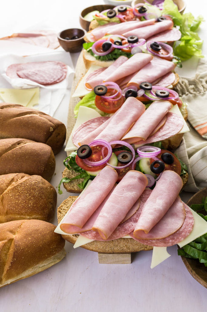 Свіжі sub бутерброди
  - Фото, зображення