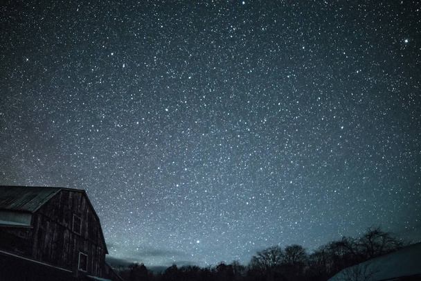 Сельские амбары ночью со звездами зимой
 - Фото, изображение