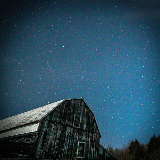 Старий сільський сарай з великої Ведмедиці і Полярна зірка взимку - Фото, зображення