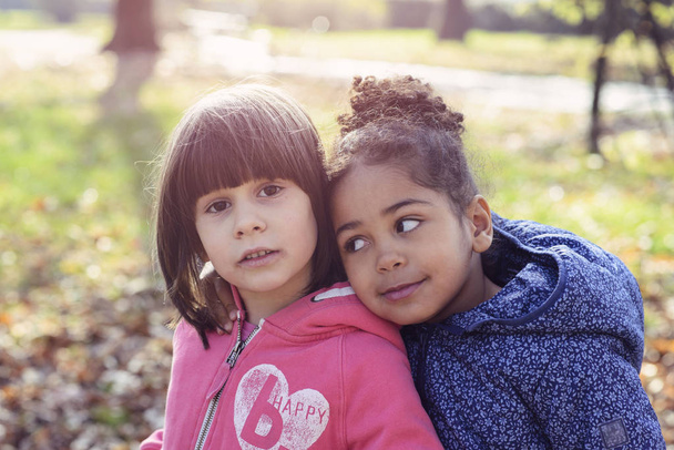 Close-up foto van een twee mooie meisjes, diversiteit concept - Foto, afbeelding