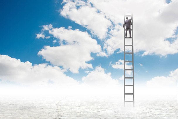 Empresario subiendo escaleras contra el cielo - Foto, imagen