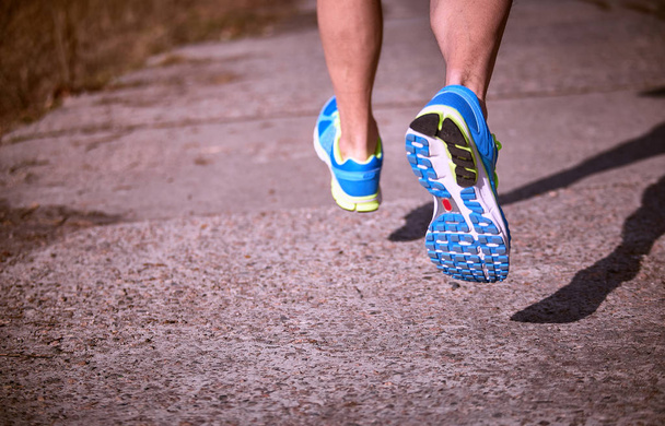Correr atleta durante el entrenamiento al aire libre en el verano en un sol
 - Foto, Imagen