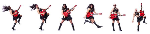 Mężczyzna w kobiecej odzieży z gitarą - Zdjęcie, obraz