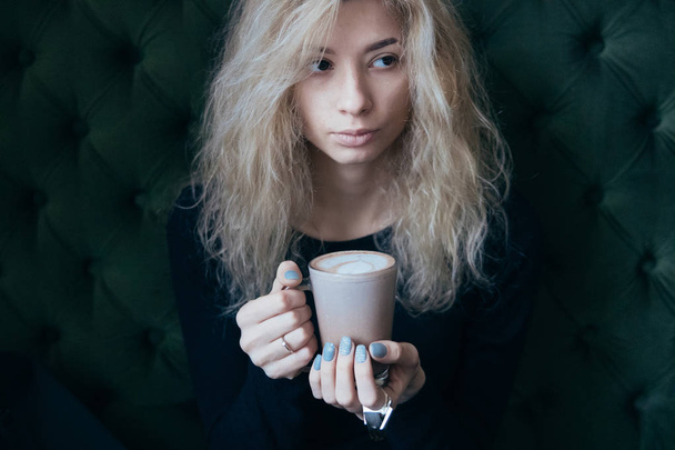 Frau mit Kaffeebecher - Foto, Bild