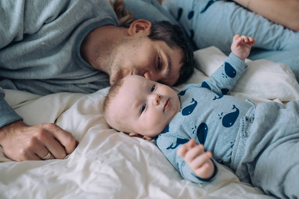 Vader met baby op het bed - Foto, afbeelding