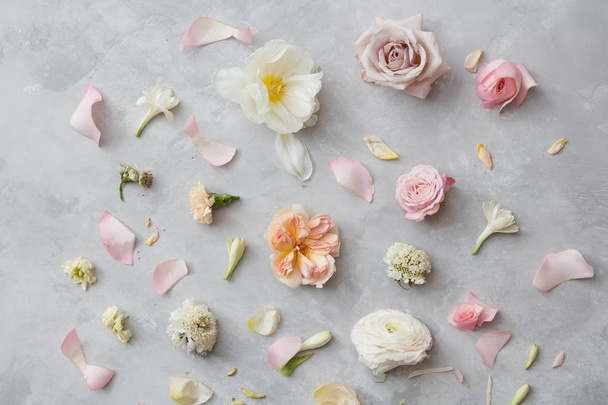beautiful assorted flowers and petals - Foto, afbeelding